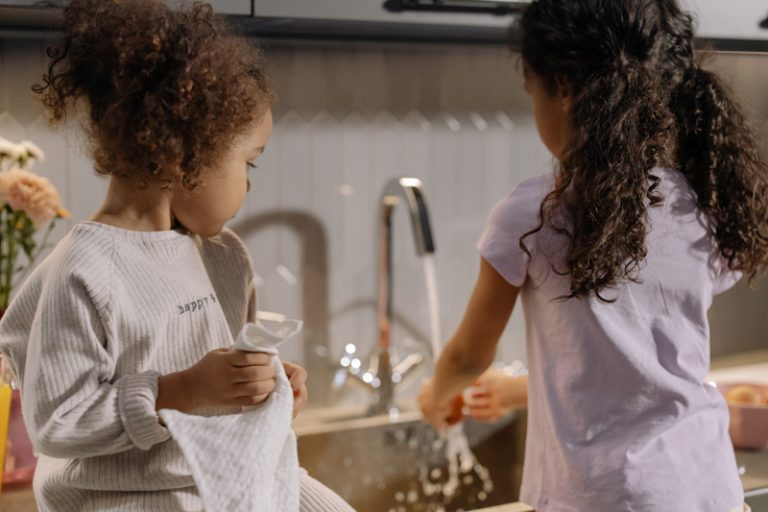 Pourquoi votre enfant devrait faire des tâches ménagères