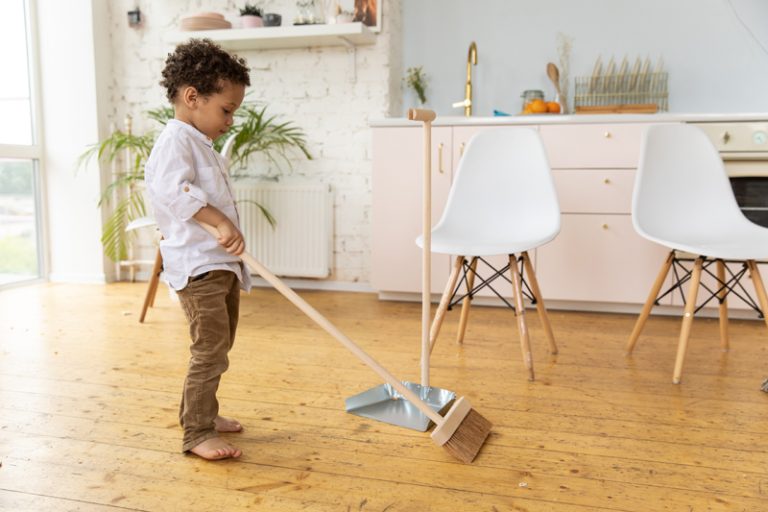 Comment amener votre enfant à faire des tâches ménagères… et qu’il aime ça !