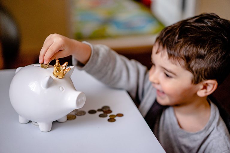 Asuntos de Dinero – Cómo ayudar a tu hijo a presupuestar y ganar su propio dinero